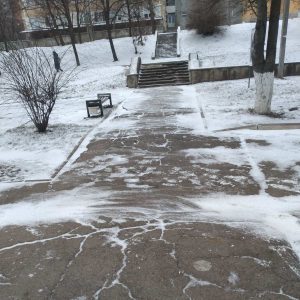 Timpul rece de afară nu încurcă la efectuarea procesului de salubrizare a terenului instituției